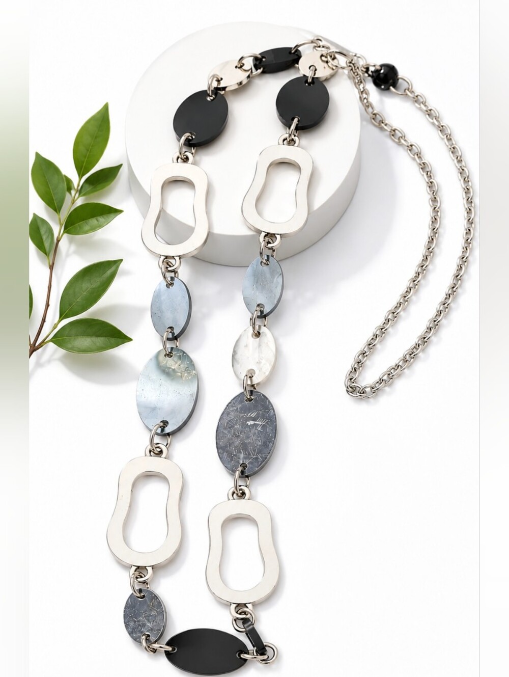 Black & Silver Geometric Statement Necklace – Modern Resin Link Chain Fashion